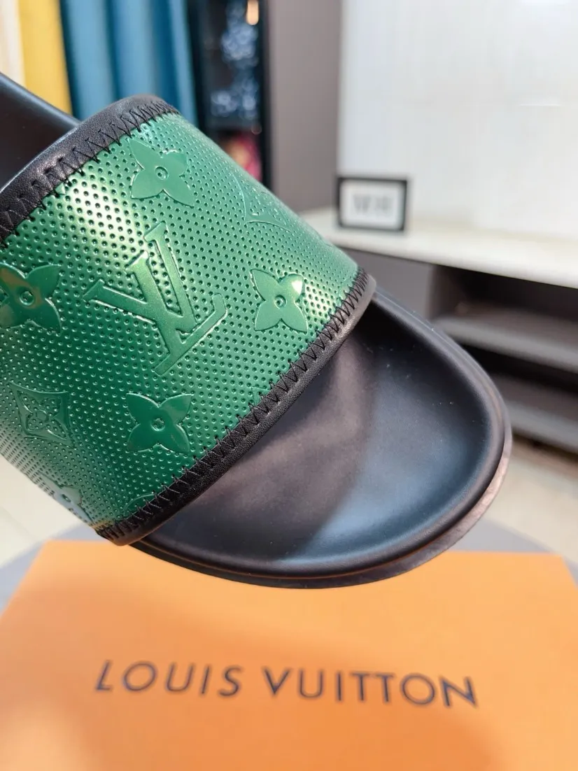Ex-factory price 320🌹🌹 (lv-Louis Vuitton) new men's sandals, high-end boutique, exquisite embossed logo decoration on the upper, fine workmanship, super soft soles, casual, loose and comfortable, a must-have in summer! \nsize：38-44